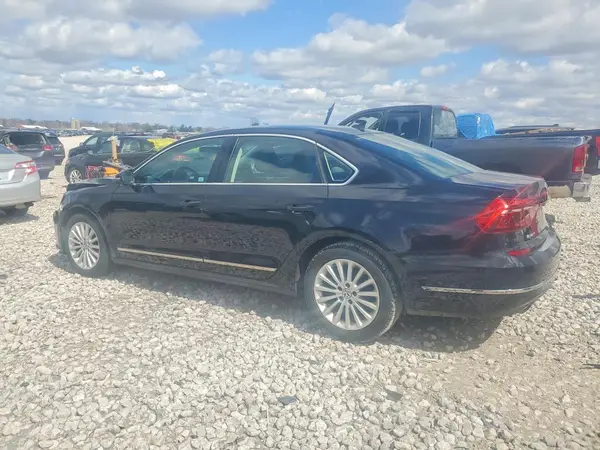 1VWBT7A38HC038469 2017 VOLKSWAGEN PASSAT - Image 2