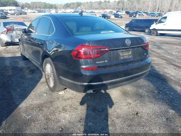 1VWBT7A38HC063078 2017 VOLKSWAGEN PASSAT - Image 2