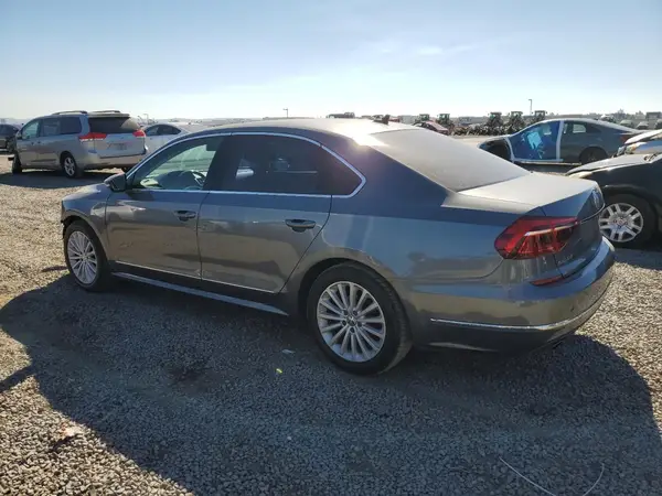 1VWBT7A38HC063470 2017 VOLKSWAGEN PASSAT - Image 2