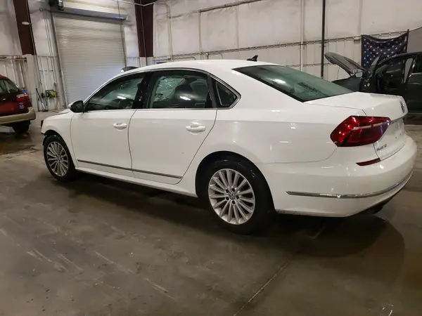 1VWBT7A38HC083055 2017 VOLKSWAGEN PASSAT - Image 2