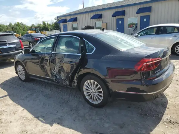 1VWBT7A39HC018022 2017 VOLKSWAGEN PASSAT - Image 2