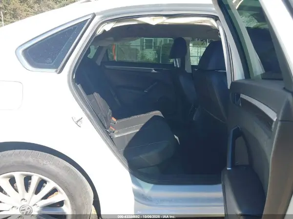 1VWBT7A39HC060755 2017 VOLKSWAGEN PASSAT - Image 8