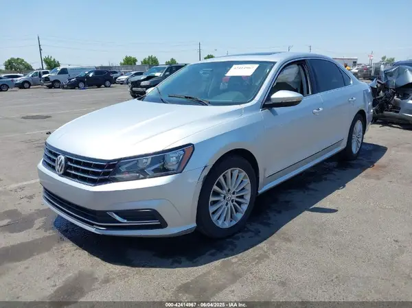 1VWBT7A3XHC002069 2017 VOLKSWAGEN PASSAT - Image 2