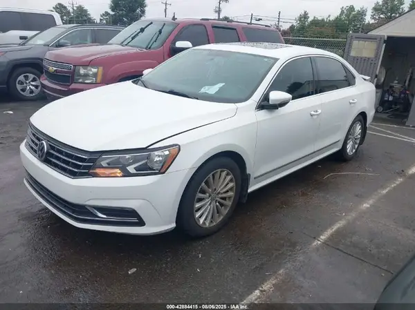 1VWBT7A3XHC015095 2017 VOLKSWAGEN PASSAT - Image 2