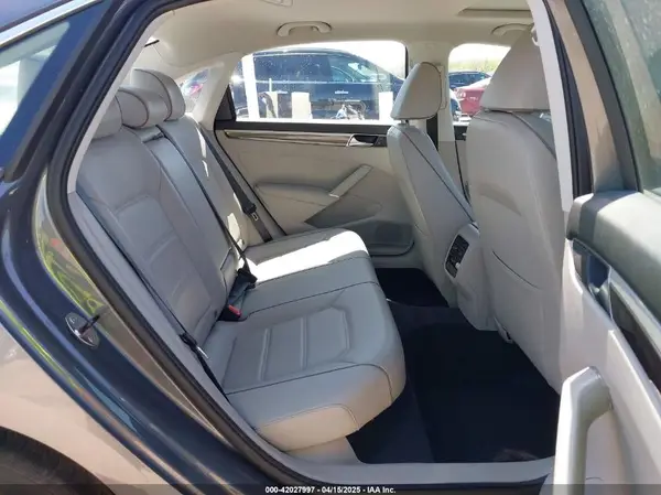 1VWBT7A3XHC015940 2017 VOLKSWAGEN PASSAT - Image 8