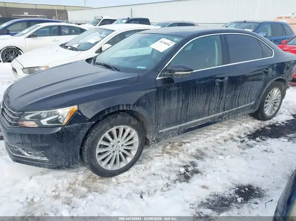 1VWBT7A3XHC024282 2017 VOLKSWAGEN PASSAT - Image 2