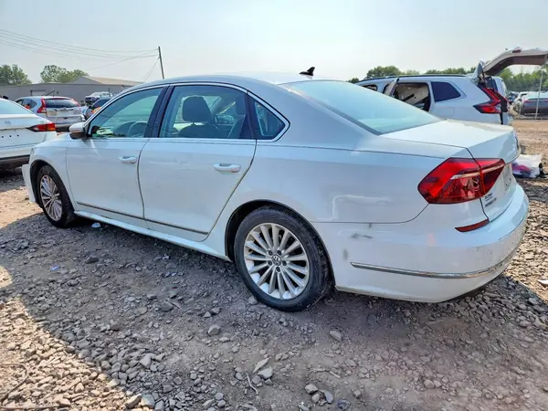 1VWBT7A3XHC028820 2017 VOLKSWAGEN PASSAT - Image 2