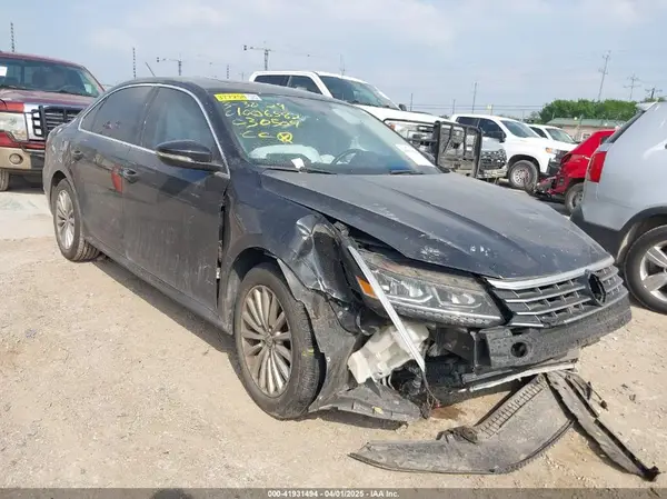 1VWBT7A3XHC030504 2017 VOLKSWAGEN PASSAT - Image 1