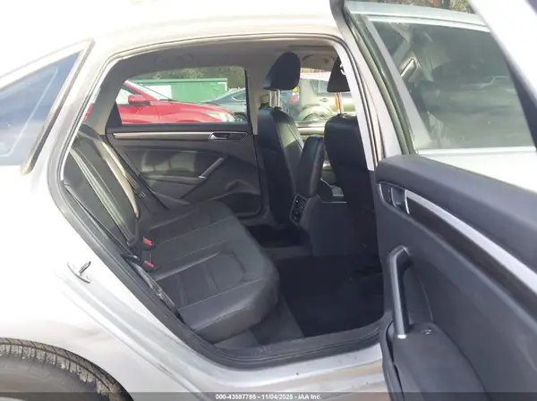 1VWBT7A3XHC034598 2017 VOLKSWAGEN PASSAT - Image 8