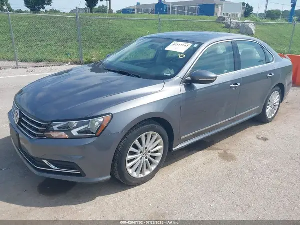 1VWBT7A3XHC061879 2017 VOLKSWAGEN PASSAT - Image 2