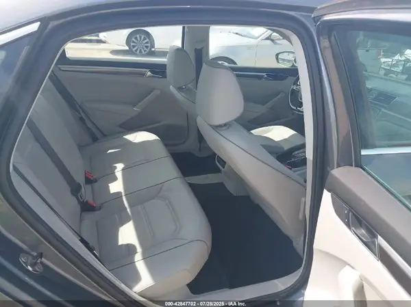 1VWBT7A3XHC061879 2017 VOLKSWAGEN PASSAT - Image 8