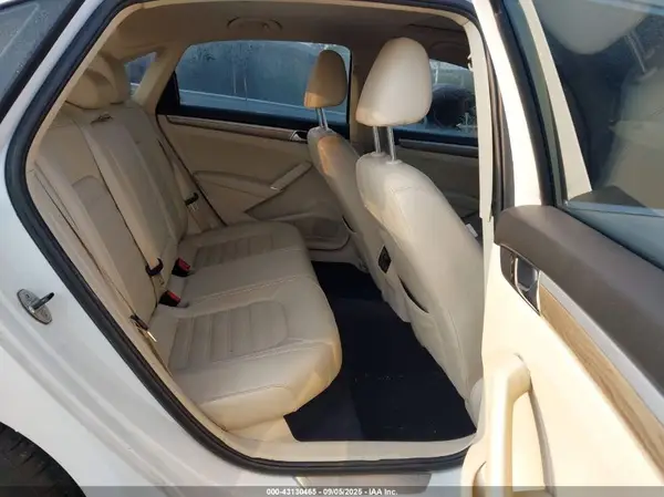 1VWCT7A33HC075952 2017 VOLKSWAGEN PASSAT - Image 8