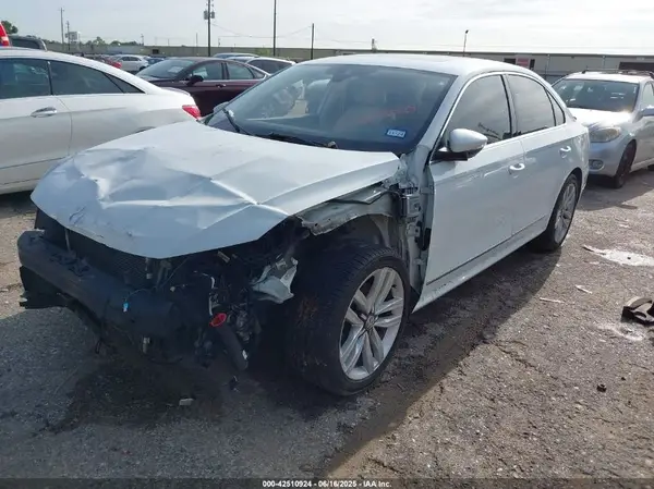 1VWCT7A33HC079645 2017 VOLKSWAGEN PASSAT - Image 2
