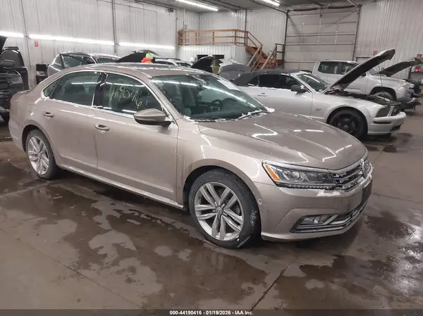 1VWCT7A35HC015378 2017 VOLKSWAGEN PASSAT - Image 1
