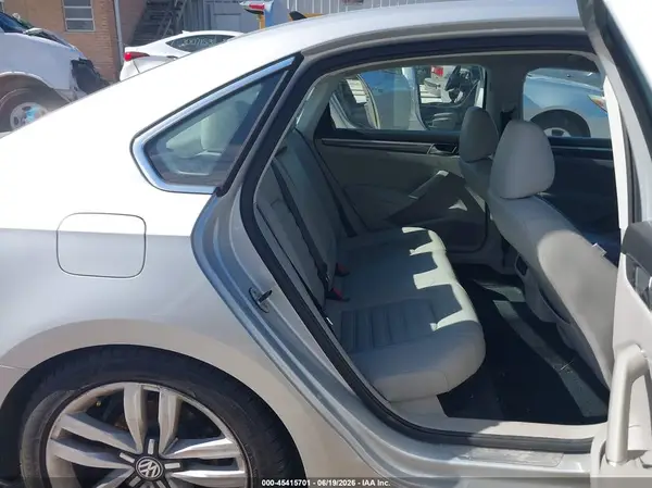 1VWCT7A37HC045613 2017 VOLKSWAGEN PASSAT - Image 8