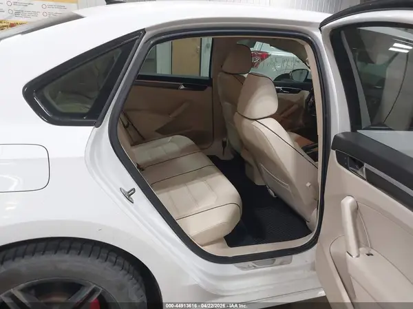 1VWDT7A30HC082006 2017 VOLKSWAGEN PASSAT - Image 8