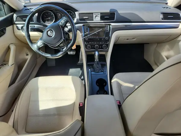 1VWDT7A33HC002004 2017 VOLKSWAGEN PASSAT - Image 8