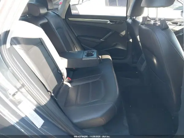 1VWDT7A33HC010989 2017 VOLKSWAGEN PASSAT - Image 8