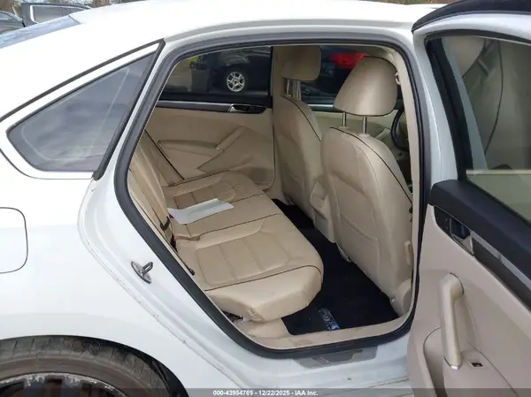 1VWDT7A33HC015240 2017 VOLKSWAGEN PASSAT - Image 8