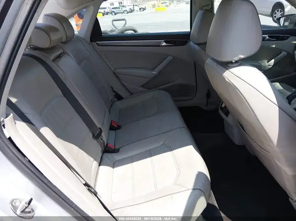 1VWDT7A33HC044415 2017 VOLKSWAGEN PASSAT - Image 8
