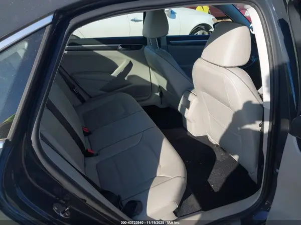 1VWDT7A33HC061263 2017 VOLKSWAGEN PASSAT - Image 8
