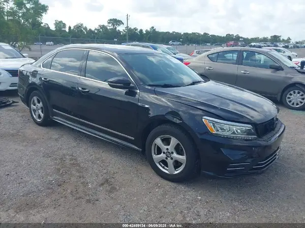 1VWDT7A34HC047520 2017 VOLKSWAGEN PASSAT - Image 1