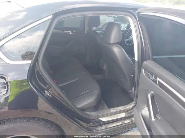 1VWDT7A34HC047520 2017 VOLKSWAGEN PASSAT - Image 8