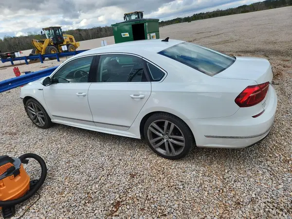 1VWDT7A34HC061255 2017 VOLKSWAGEN PASSAT - Image 2