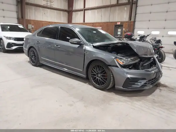 1VWDT7A34HC063121 2017 VOLKSWAGEN PASSAT - Image 1