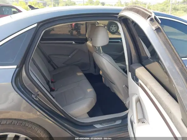 1VWDT7A34HC069128 2017 VOLKSWAGEN PASSAT - Image 8