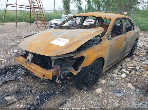 1VWDT7A34HC070912 2017 VOLKSWAGEN PASSAT - Image 2