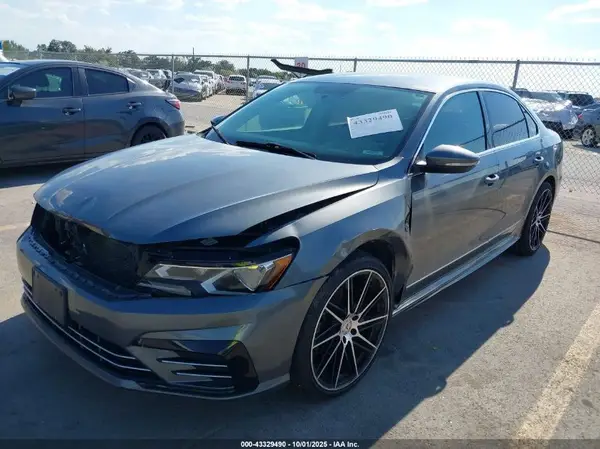 1VWDT7A36HC024482 2017 VOLKSWAGEN PASSAT - Image 2