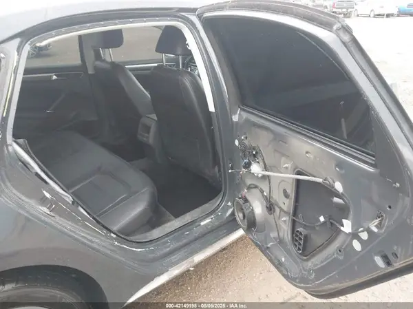 1VWDT7A36HC070264 2017 VOLKSWAGEN PASSAT - Image 8