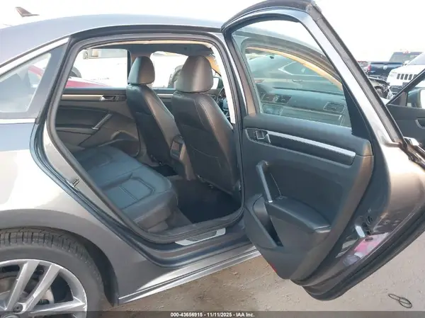 1VWDT7A36HC075142 2017 VOLKSWAGEN PASSAT - Image 8