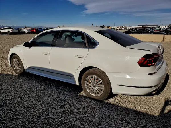 1VWDT7A36HC079806 2017 VOLKSWAGEN PASSAT - Image 2