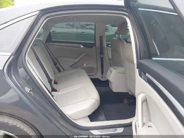 1VWDT7A37HC000823 2017 VOLKSWAGEN PASSAT - Image 8