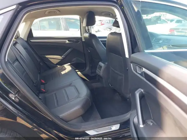 1VWDT7A38HC010115 2017 VOLKSWAGEN PASSAT - Image 8