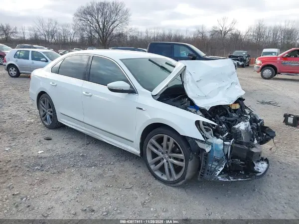 1VWDT7A38HC018067 2017 VOLKSWAGEN PASSAT - Image 1