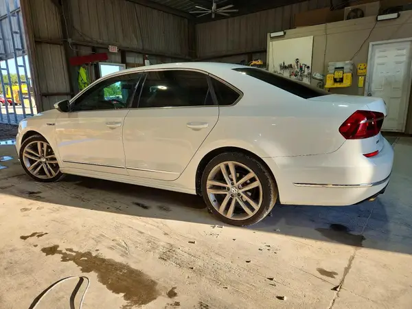 1VWDT7A39HC024735 2017 VOLKSWAGEN PASSAT - Image 2
