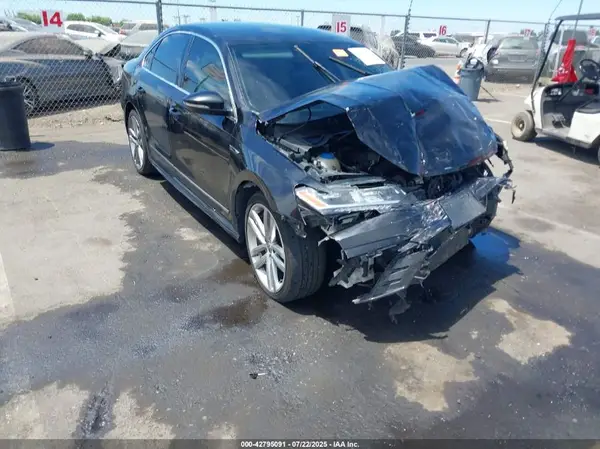 1VWDT7A3XHC010889 2017 VOLKSWAGEN PASSAT - Image 1