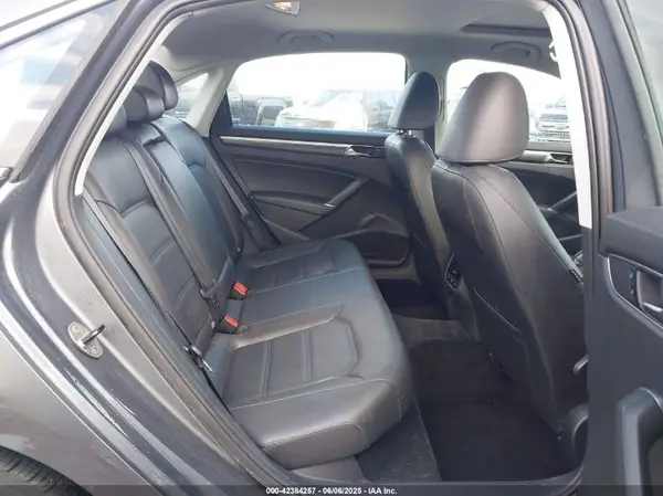 1VWGT7A32HC061204 2017 VOLKSWAGEN PASSAT - Image 8