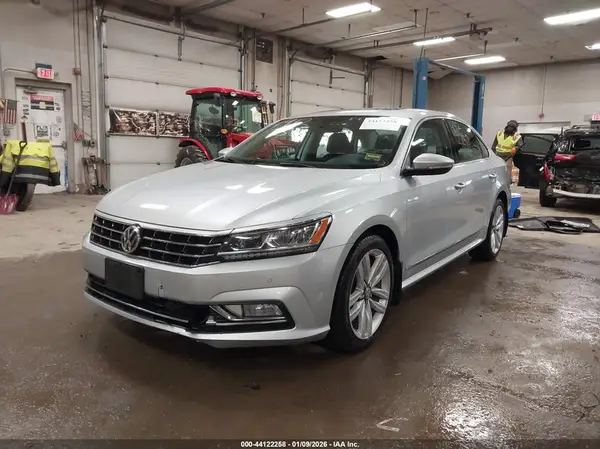1VWGT7A32HC070808 2017 VOLKSWAGEN PASSAT - Image 2