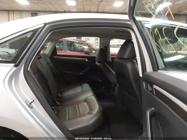 1VWGT7A32HC070808 2017 VOLKSWAGEN PASSAT - Image 8