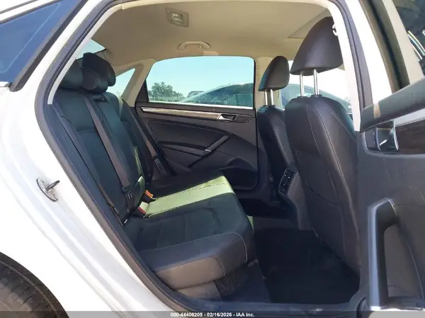 1VWGT7A33HC048249 2017 VOLKSWAGEN PASSAT - Image 8