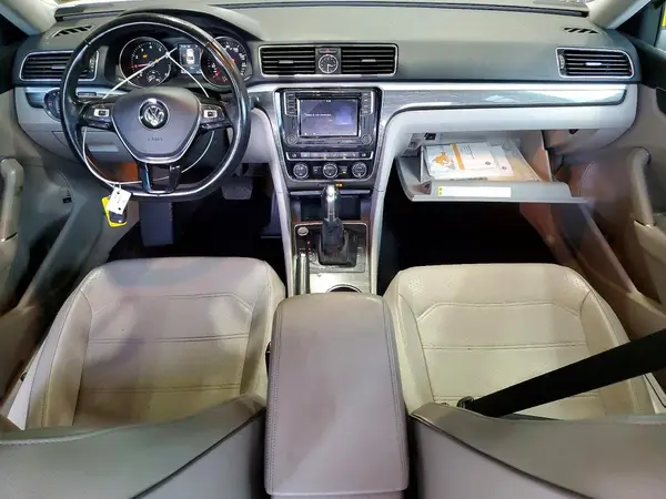 1VWGT7A33HC059493 2017 VOLKSWAGEN PASSAT - Image 8