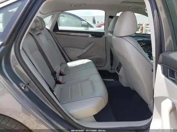 1VWGT7A33HC068033 2017 VOLKSWAGEN PASSAT - Image 8