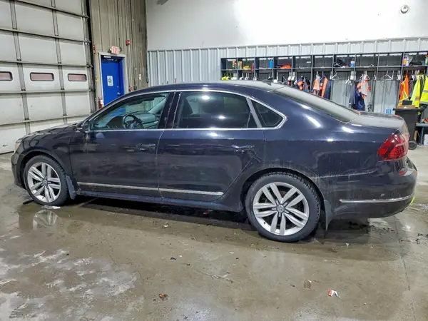 1VWGT7A34HC070700 2017 VOLKSWAGEN PASSAT - Image 2