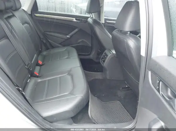 1VWGT7A35HC063853 2017 VOLKSWAGEN PASSAT - Image 8