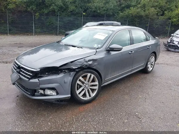 1VWGT7A36HC067300 2017 VOLKSWAGEN PASSAT - Image 2