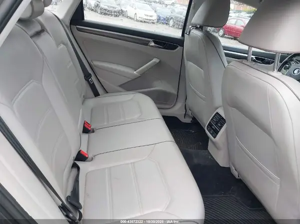 1VWGT7A36HC067300 2017 VOLKSWAGEN PASSAT - Image 8
